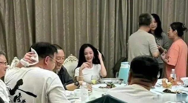 明星私下饭局 都是素颜的状态啊你们认得出来吗 