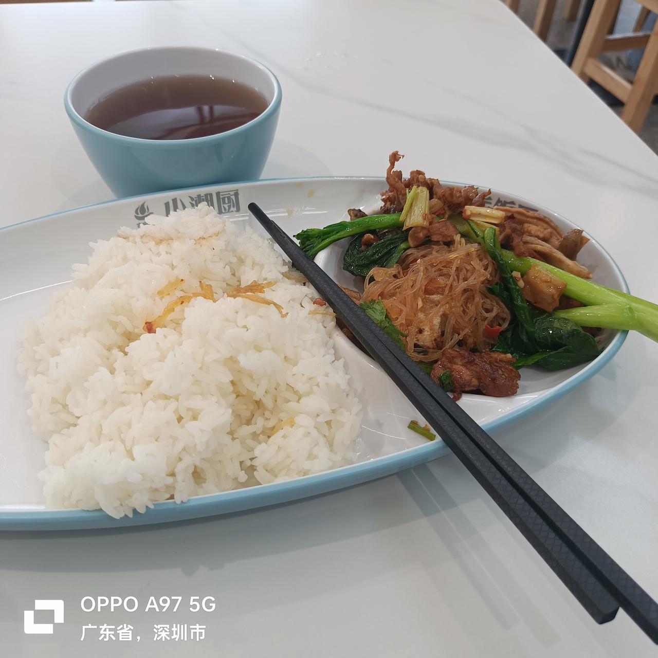 没吃早餐，很饿，饿的很难受，人是铁饭是钢，一顿不吃饿的慌。每天都要吃三餐，少吃一