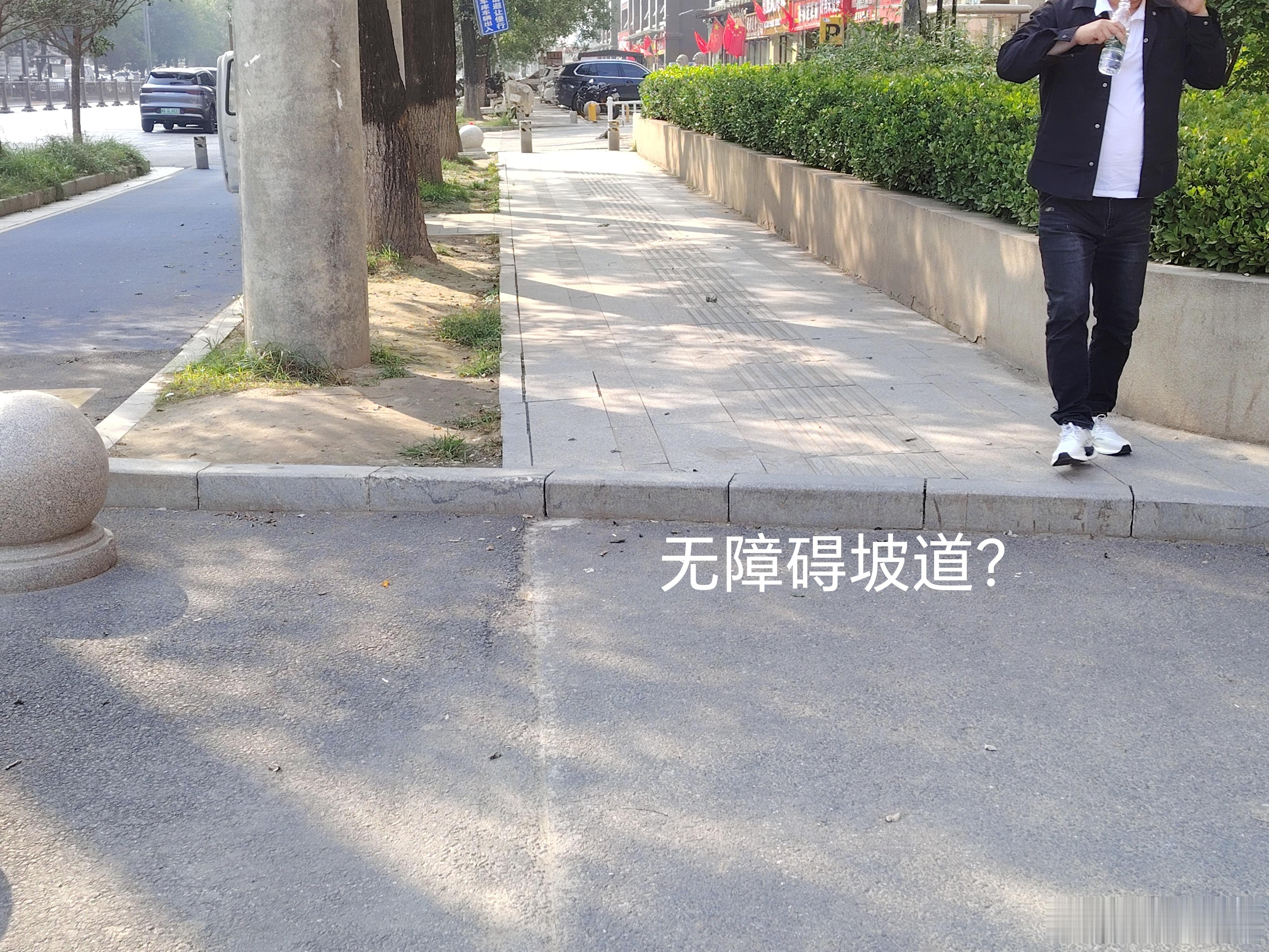 西安爆料 骑车走科技西路，路过雁塔区第九小学时发现科技西路北侧人行道在学校门口这