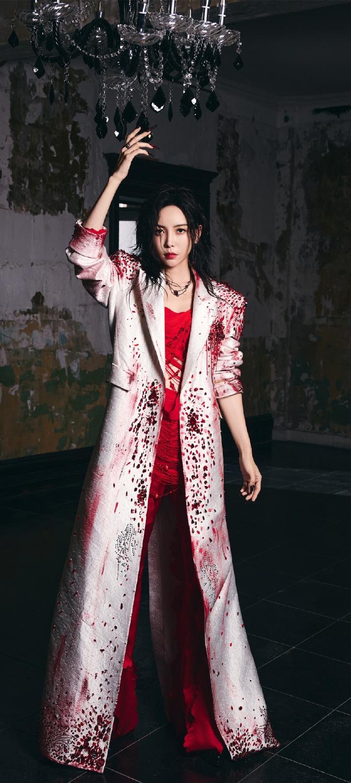 于文文新歌狼人，酷飒有型的妆造。