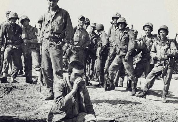 1944年，美军在日军尸体上发现了日军挥刀斩首澳大利亚陆军中士伦纳德的照片。照片