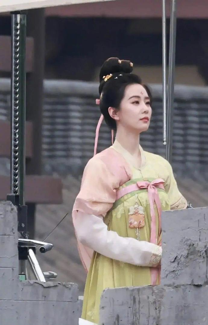 古偶这是掀起了唐装的风潮吗，待播剧全是这个造型[允悲] 