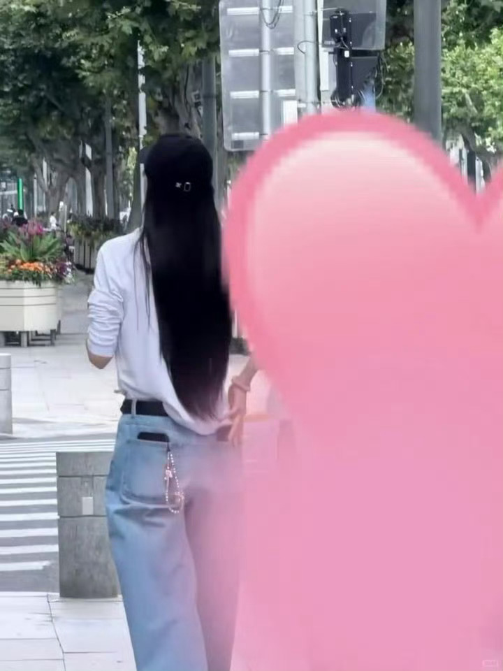 上海街头偶遇Angelababy我姐姐好美啊 完全是青春女大学生 状态太好了 期