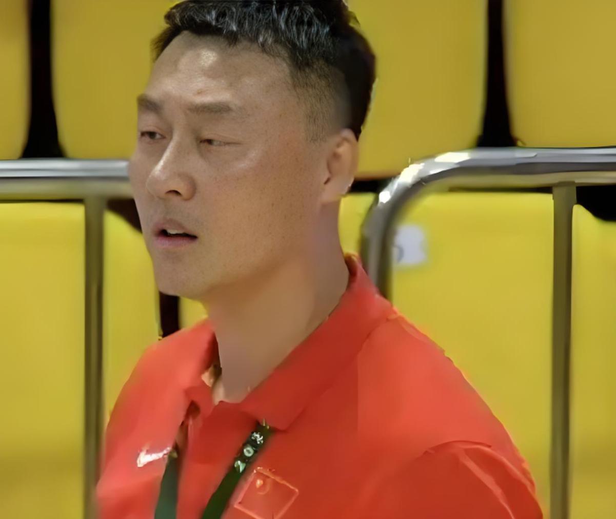 继伊万之后，最近被喷的最惨的教练当属U19男篮主帅曲绍斌了吧！！！
要说曲指导最