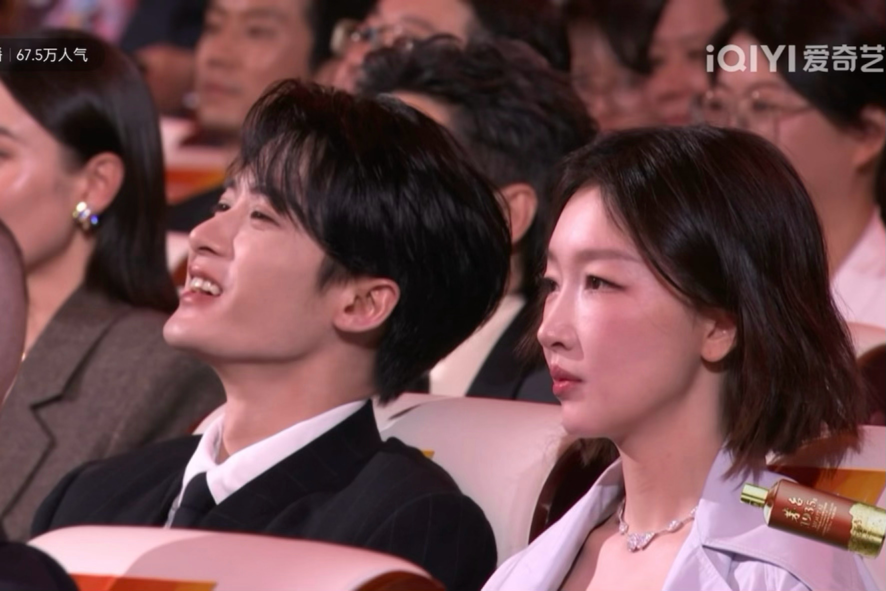 导播切到了檀健次的可爱reaction🤣🤣🤣檀健次听到沙溢沈腾校草之争的反