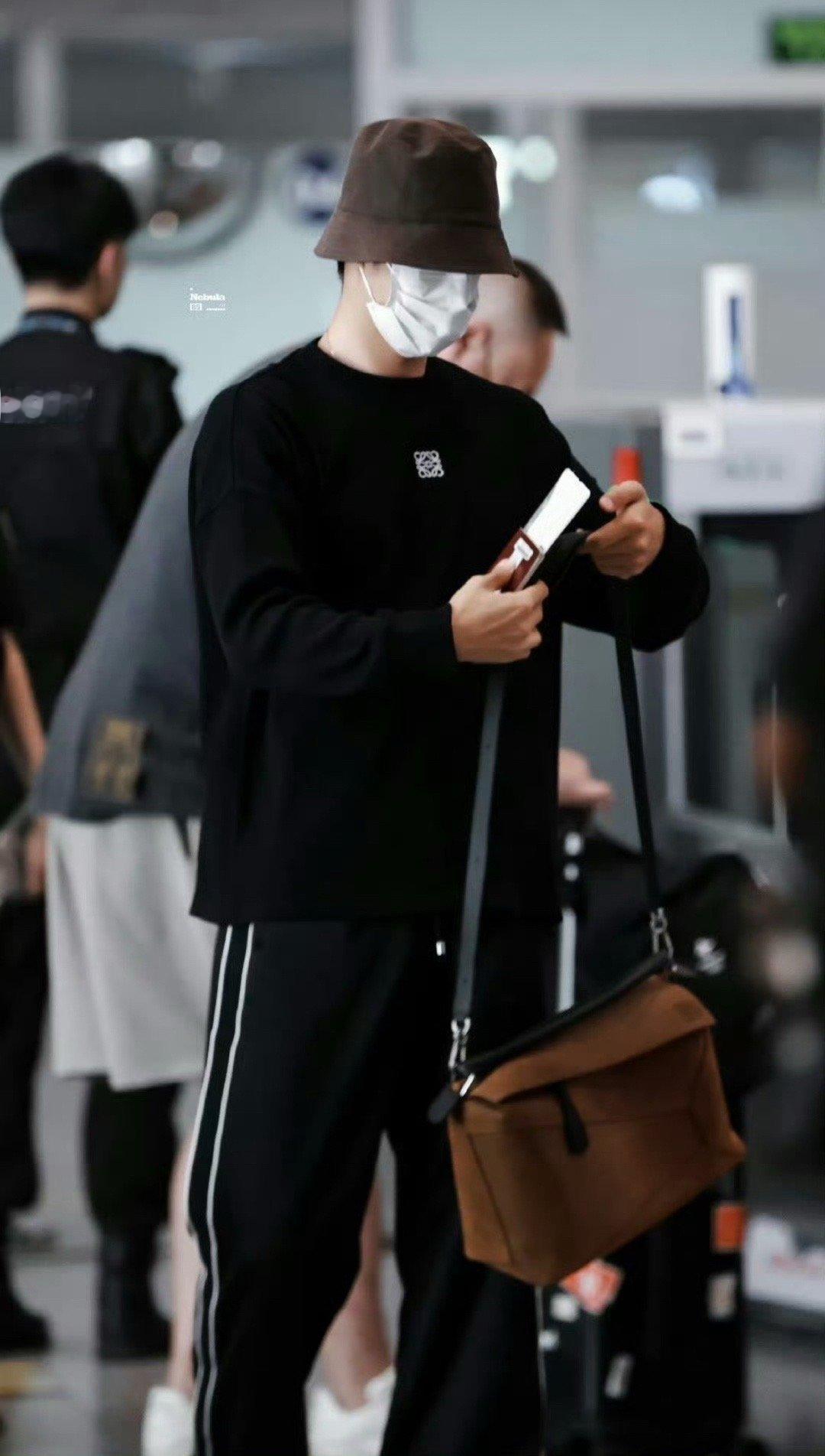 王一博机场图的特点：脸小 肩宽 腿长 又潮又酷。人人都想成为王一博，但王一博独一