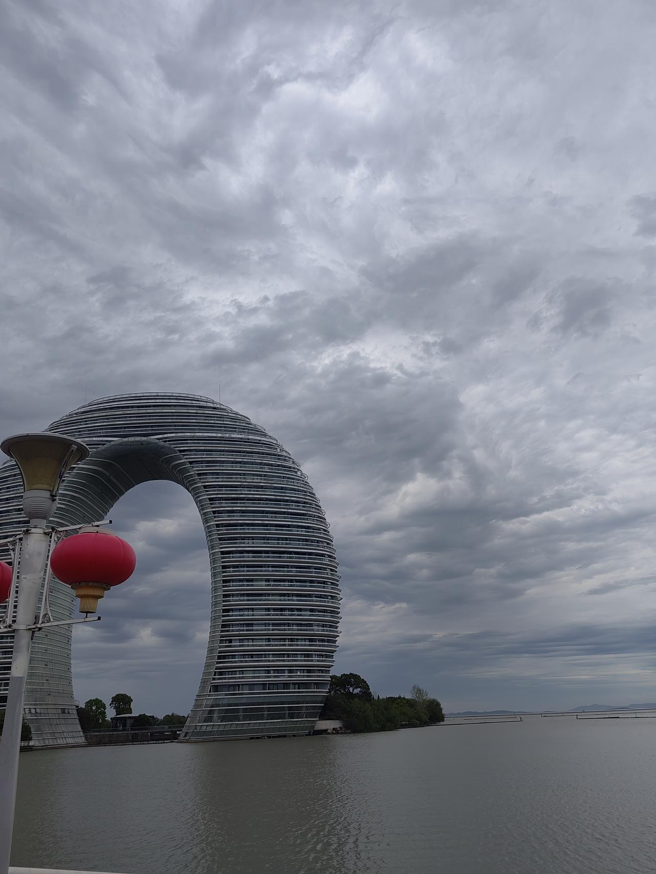 在湖州
遇见月亮湾
本地人说像马桶盖
比喻得很接地气啊
也别说
建筑还是挺有特色