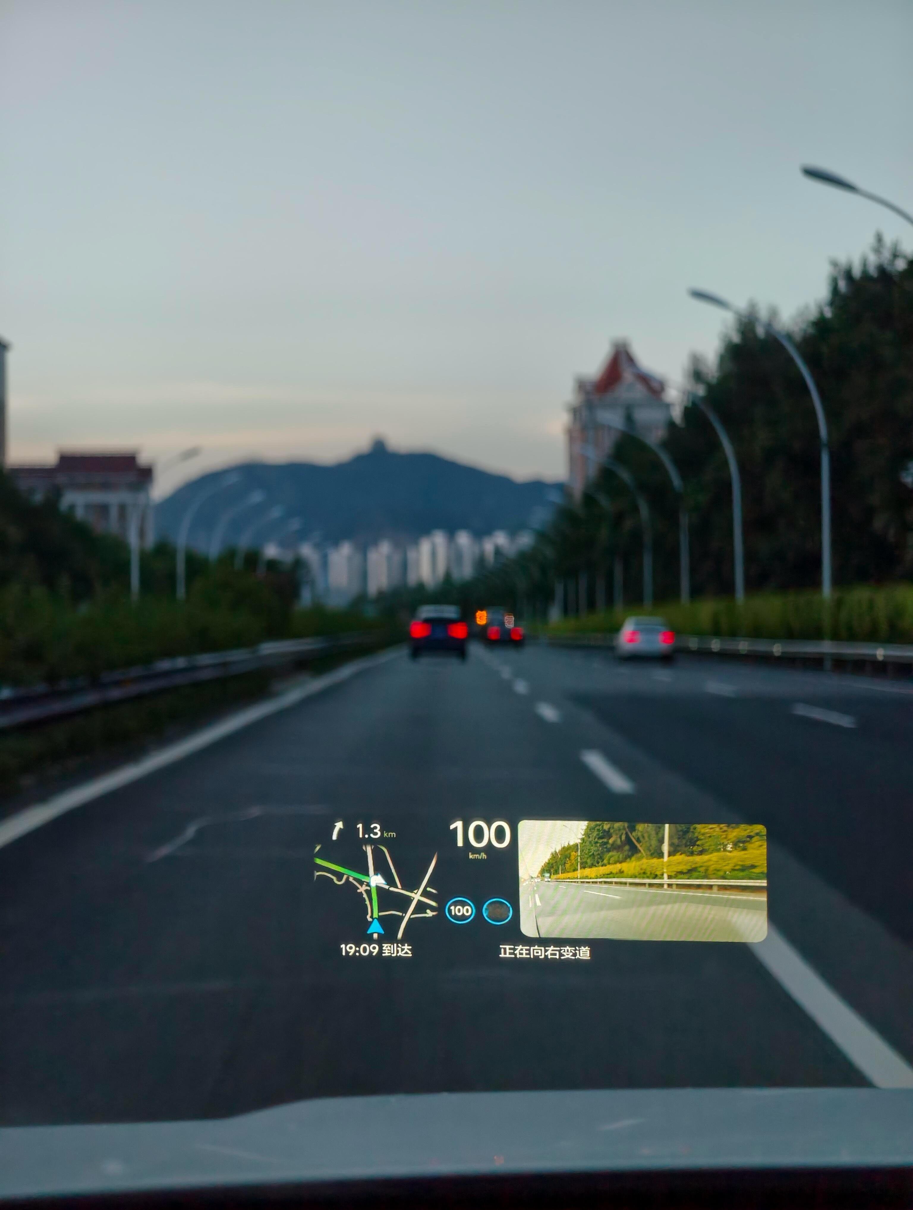 好的HUD抬显真的会让人安全感倍增能把车速、导航这些直接投在前挡风玻璃上，不用低