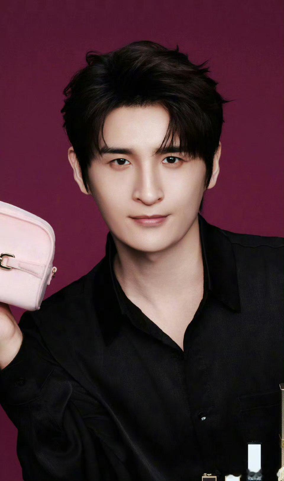 张远你小子[求关注][求关注][求关注]黑色衬衫真的好显贵气哦 ​​​