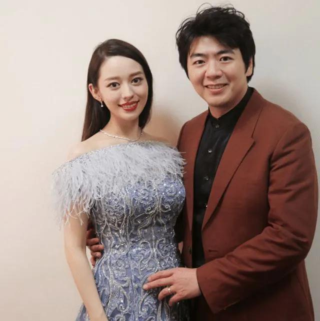 当年，朗朗带吉娜回家见父母。初次见面，郎爸就问吉娜:“你大眼睛高鼻梁，这么漂亮，