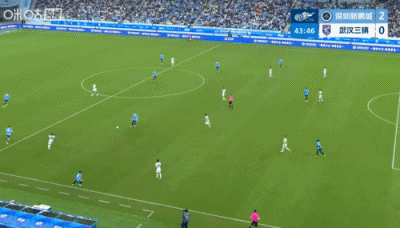 韦斯利倒地了还把球弄进去了。 