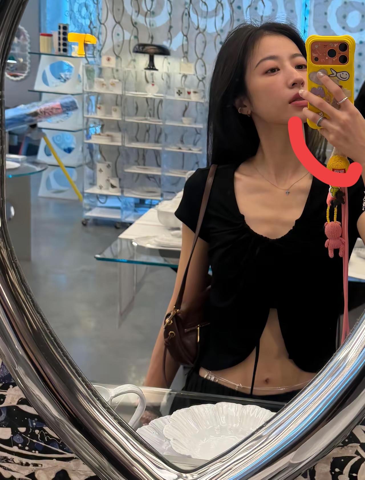 周雨彤用的是什么牌子手机，颜色挺好看