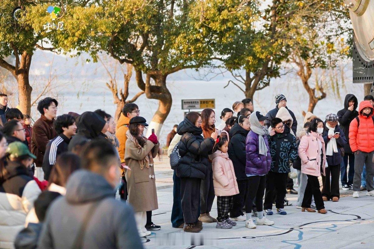 宁波元旦客流爆棚国潮冰雪成顶流 2026年元旦假期，宁波文旅市场热度攀升，国潮、