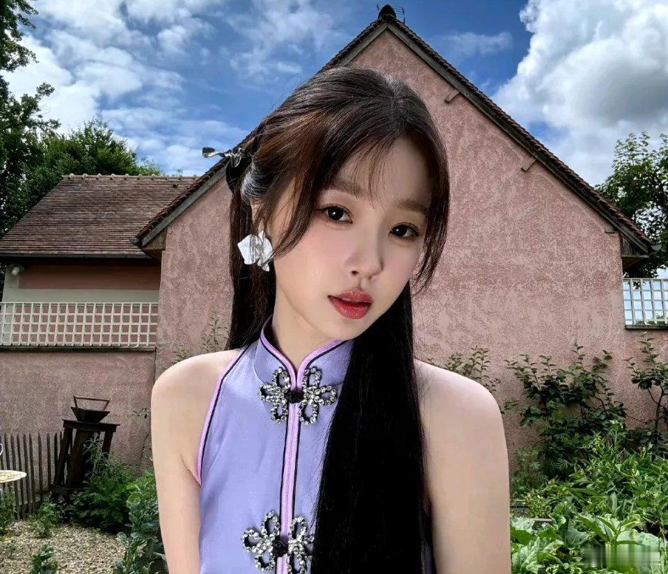 《中餐厅》已经杀青，虞书欣也晒出了自己在里面的新中式穿搭，不过，不知道是赶在奥运