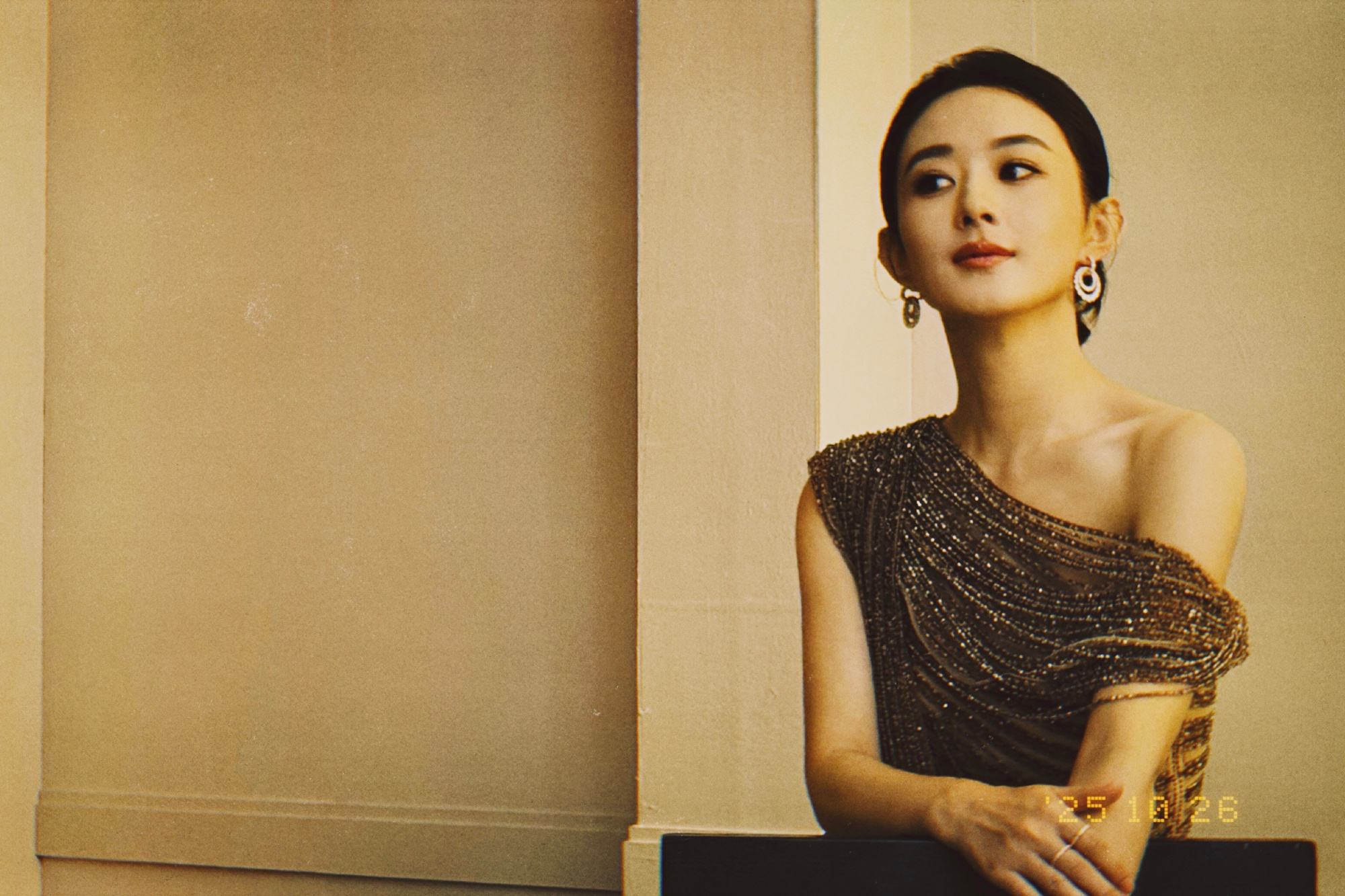 赵丽颖用 “早哇” 问候点亮周一清晨，简单表达中藏着暖意，让新一周的开始更具温度