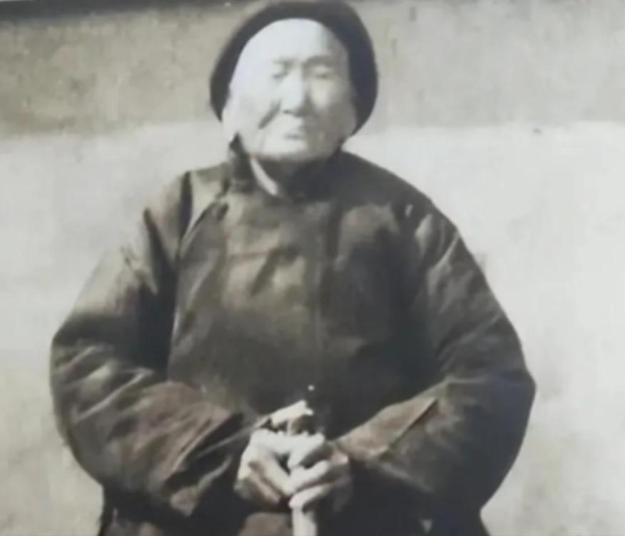 1941 年，一位老妇人请 “汉奸” 侄子吃饭，突然压低声音道 “孩子，给我弄 