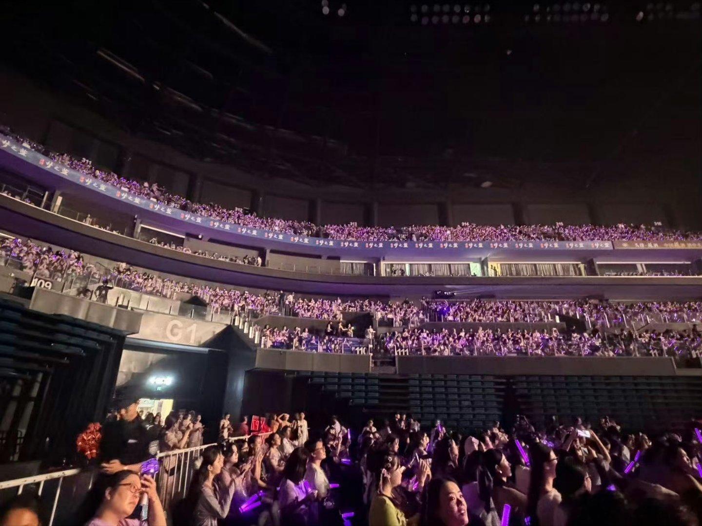 罗云熙南京场演唱会上座率罗云熙演唱会一眼望不到空位！南京演唱会上座率亮眼，各国粉