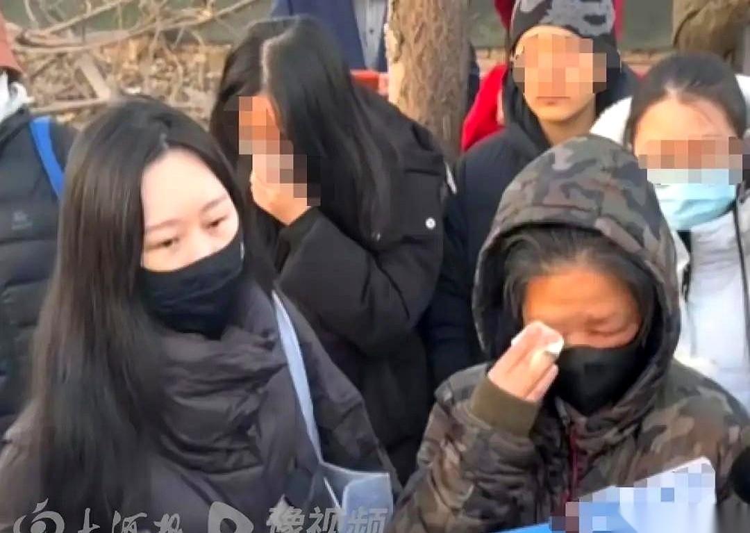 4年。
就因为三轮车胎总被狗尿，一个人，用老鼠药，换了11条狗命，和自己4年的自