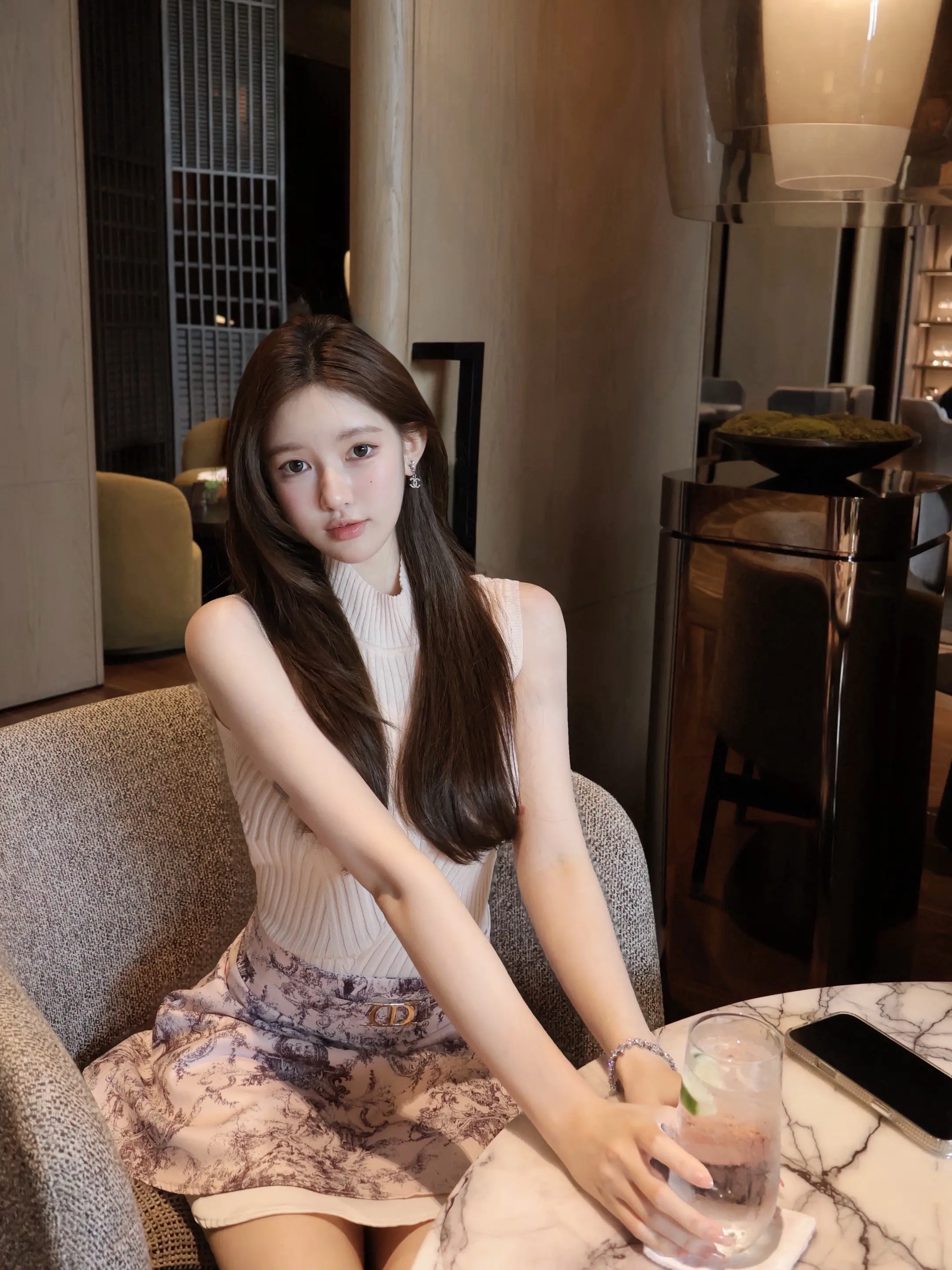 爱是有洁癖的 它可以不问过往 但开始了 就不能有瑕疵