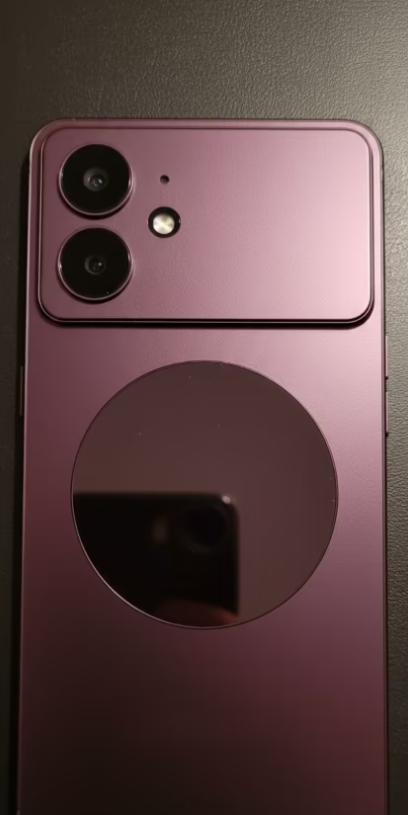 三星 Galaxy S26 Edge 手机机模曝光，感觉变化依旧不是很大，中间只