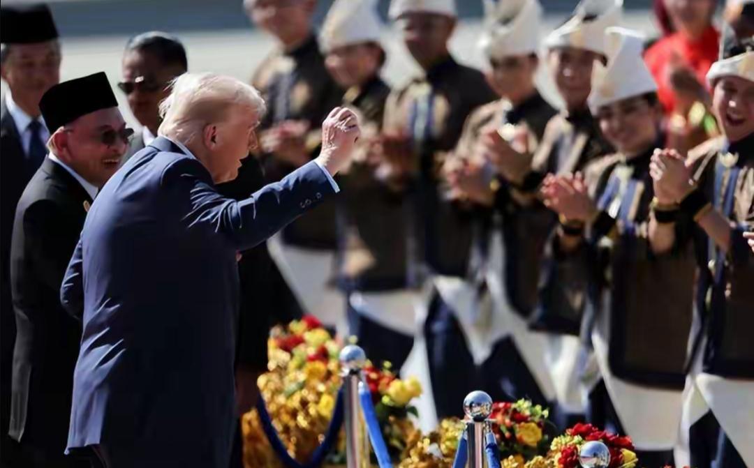 特朗普在釜山会谈前一小时，突然在社交媒体喊出“G2即将召开！”这声吆喝可不简单，