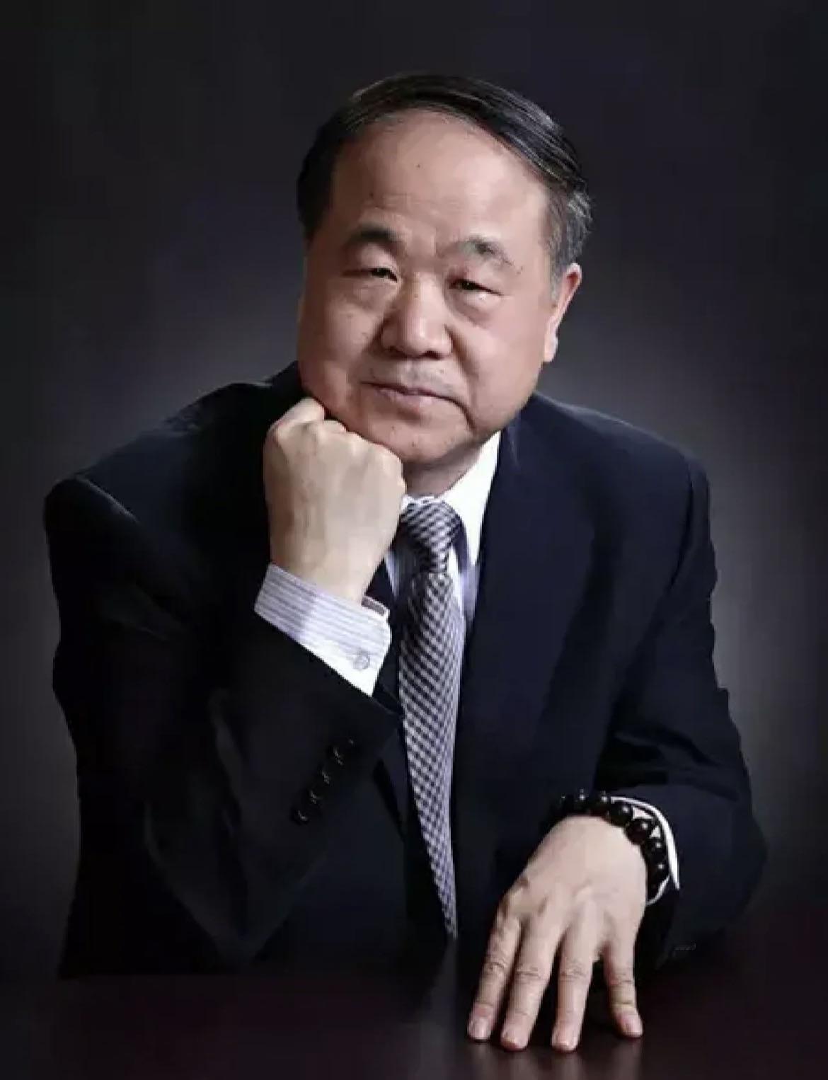 1967 年，年仅十二岁的莫言透过窗纸破洞，看到一名男教师正往女教师郑红英的裤腰