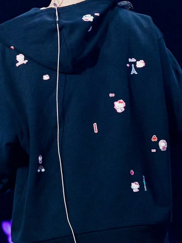 王俊凯[超话] 王俊凯衣服上好多kitty猫天呀这么帅的脸加上这么可爱的衣服 真