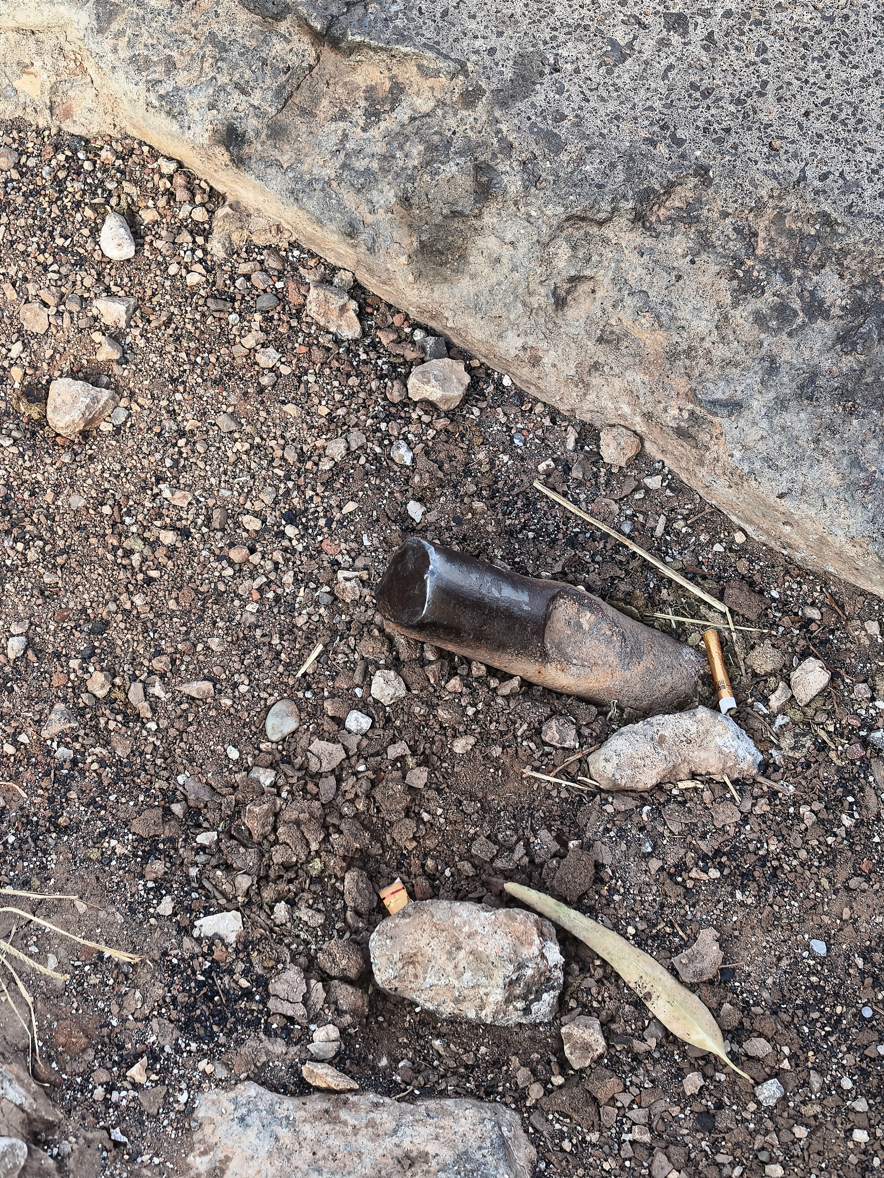 拍摄车爆胎了，螺丝只拧动一个，只能花钱了