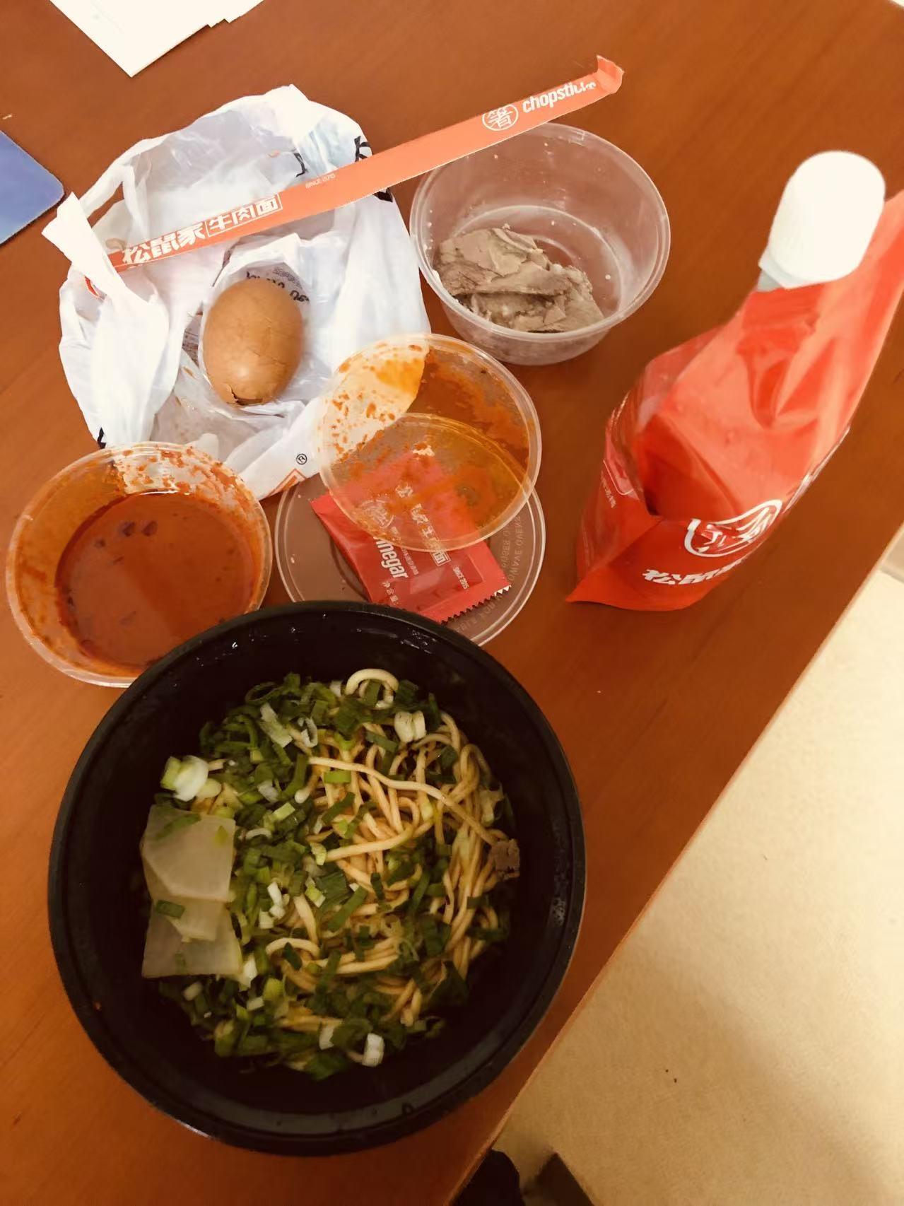 我觉得点外卖花了钱，大部分成本都在包装上了，这个牛肉面的外卖还有保温袋牛肉汤送来