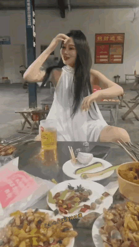 喝着喝着姐妹说要试一下酒的威力
然后就打起来了