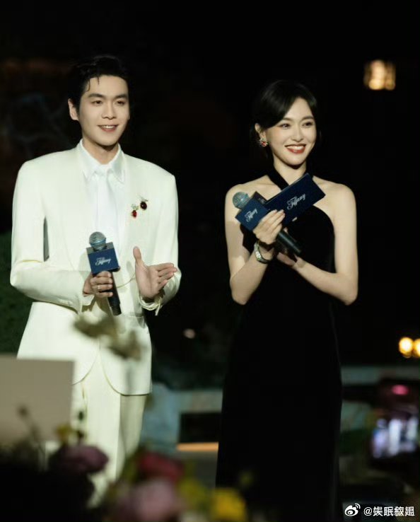 唐嫣张若昀主持唐嫣张若昀主持Tiffany晚宴，这排面也太绝了！两位都是品牌代言