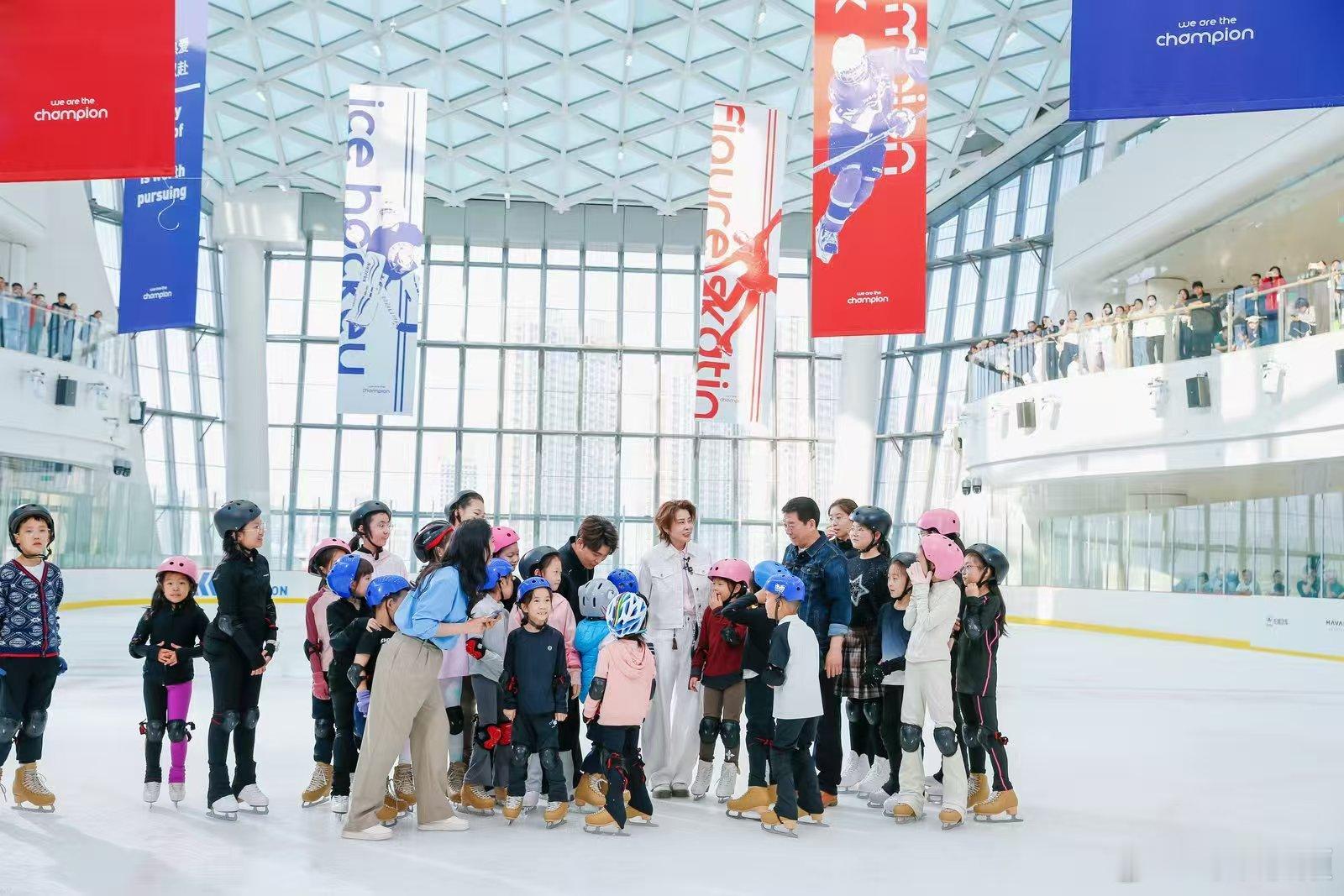 搞体育的最见不得这种。”“作为汽车人，该说的还得要说，挨骂也值得。”王濛和魏建军