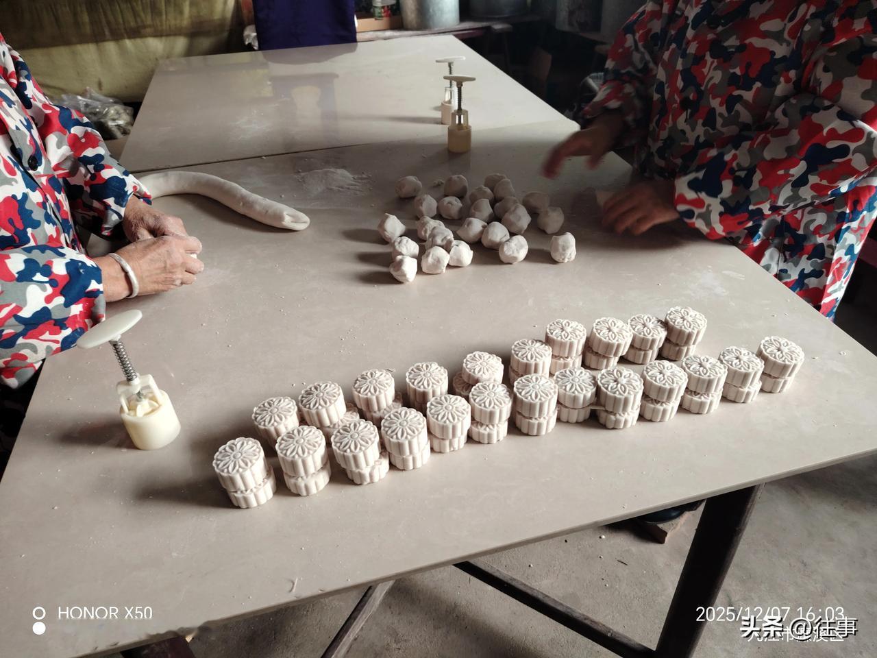 江西九江人们正在做“糍粑”