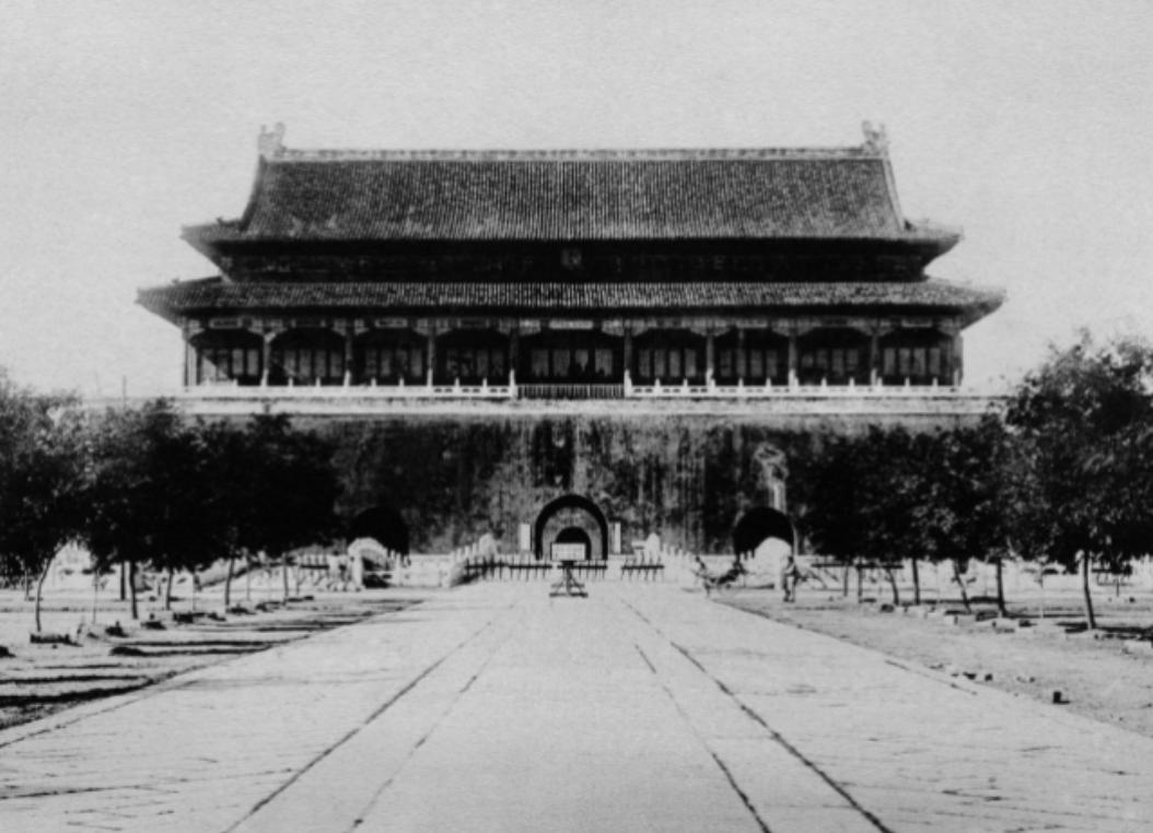 1969 年末，中央打算拆掉天安门广场再重新建设，然而在施工的时候，工人们在旧天