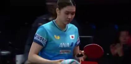 日本著名削球手桥本帆乃香谈佐藤瞳数板被蒯曼KO，确实规则不利削球手，旁边占一个数