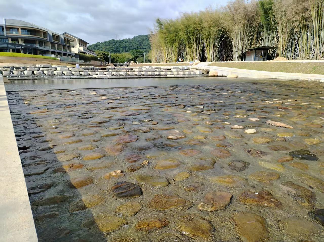 原来广东的冬天也可以是这样美，不只有冷冽，还有水的静、石的暖，和藏在风里的轻缓。