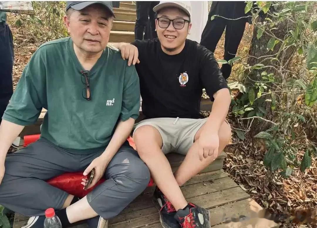 好久不见的毕福剑，定居农村，田间与年轻人打闹，满脸皱纹和老年斑模样大变。

最近