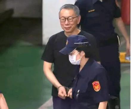 有一种人是越被关押精神反倒越好，柯P就属于这种人。跟前几次提审时精神萎靡的状态相