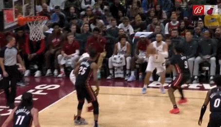 东契奇太危险了……
球场这种无脑设计必须立即整改！
骑士球场边缘的台阶差点让联盟