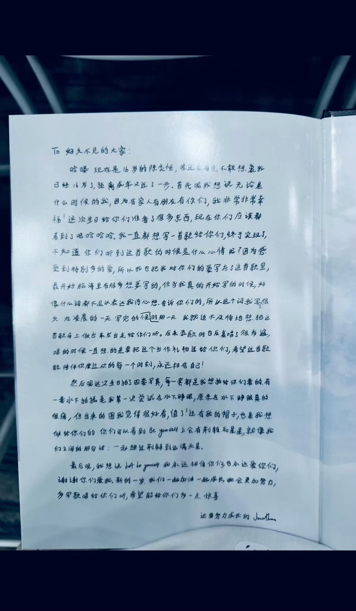 陈奕恒水下写真 陈奕恒水下写真氛围感绝了，流动的水波搭配柔和光影，少年安静漂浮水