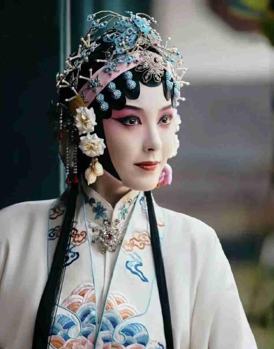 点翠珠钗，锦绣罗衫。
浓淡相宜的戏曲妆造，眉眼婉转，尽显国风极致浪漫。
方寸戏台