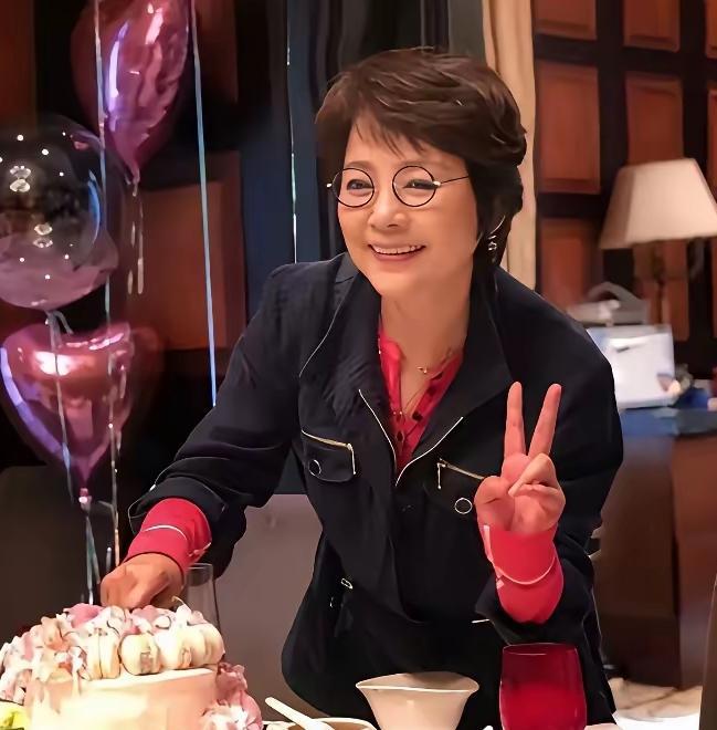 有些人成名之后心态慢慢飘了，渐渐看不上身边原本平凡的丈夫。
 
如果当初能够守住