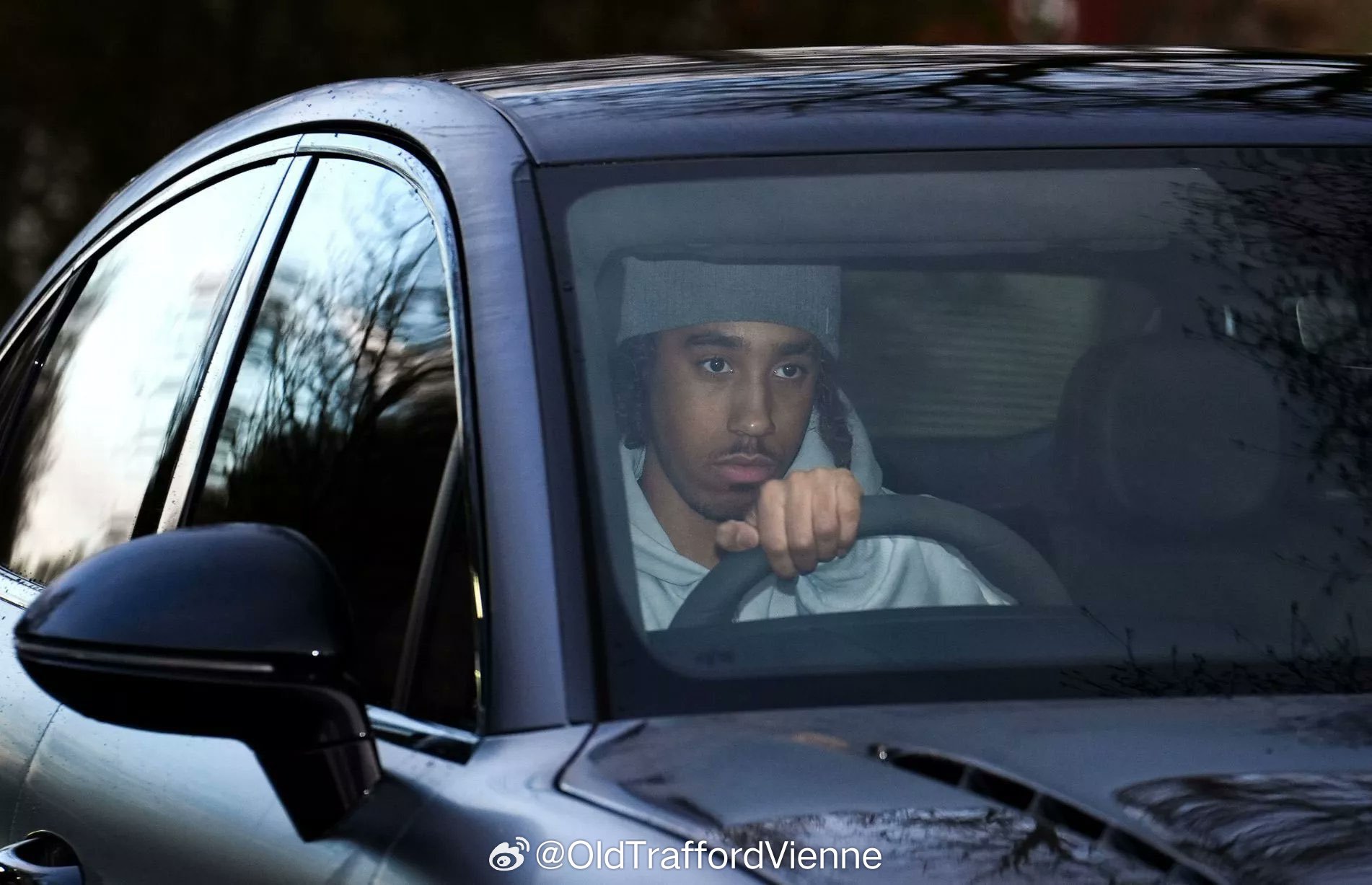 曼联球员今天抵达卡灵顿 