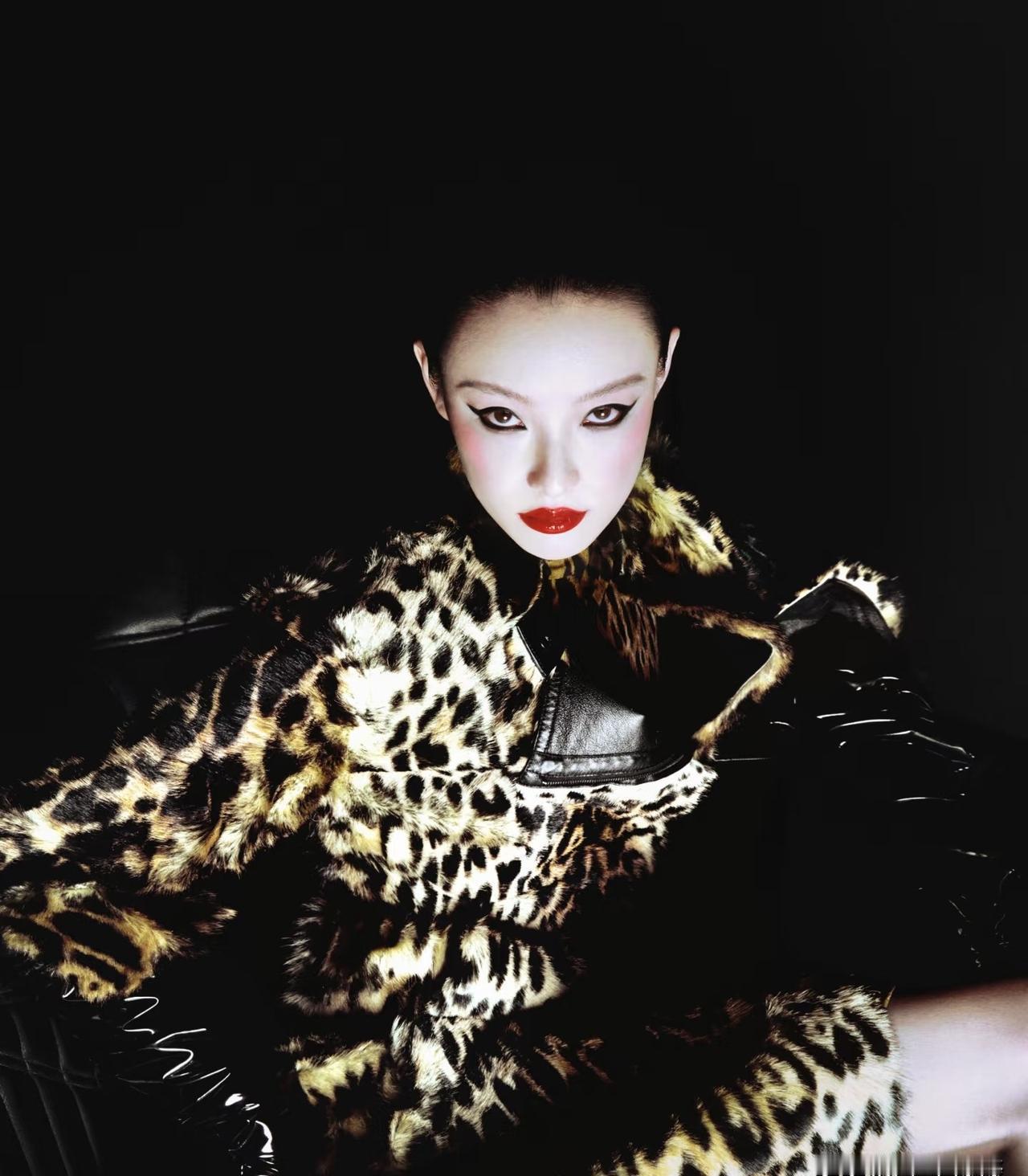 倪妮这身材太犯规，普通人哪儿敢碰这镜头！
她只是歪头看你一眼，GUCCI大秀上那