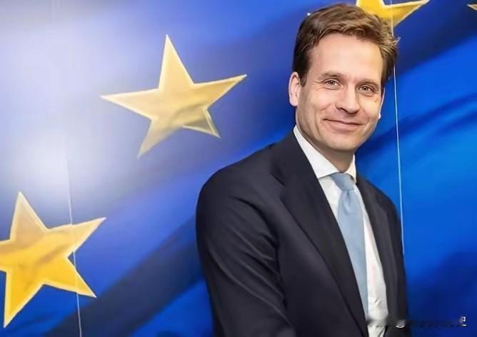 就在刚刚，荷兰公开羞辱中国。
​荷兰经济事务大臣卡雷曼斯近日已经去信议会，内容提