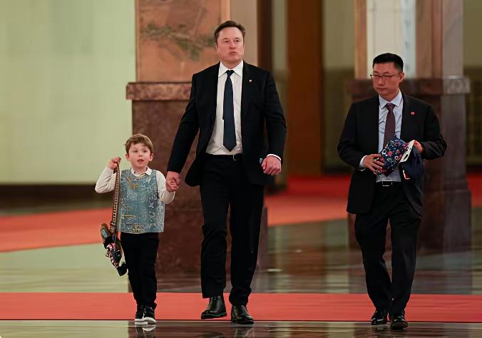 这孩子长得软萌可爱、灵气十足，小小年纪混迹高端场合毫不怯场，格外讨喜，怪不得马斯