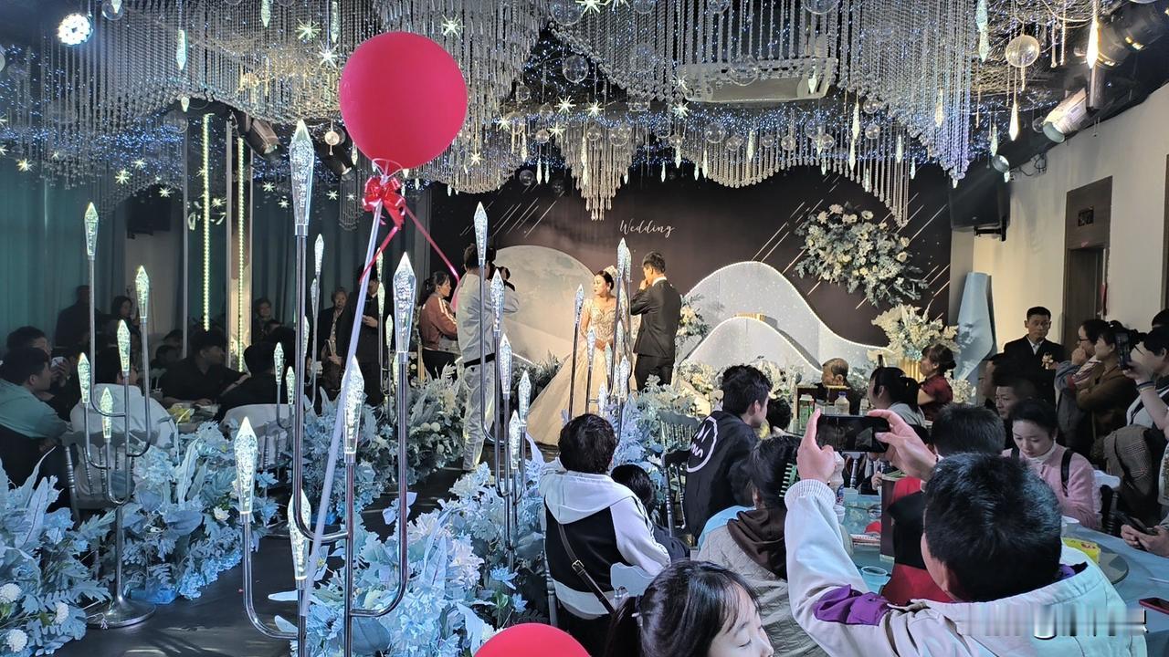 昨天我参加了我表哥女儿的婚礼！
说实话，我跟我表哥坐一个车上，我问他。这小伙家给