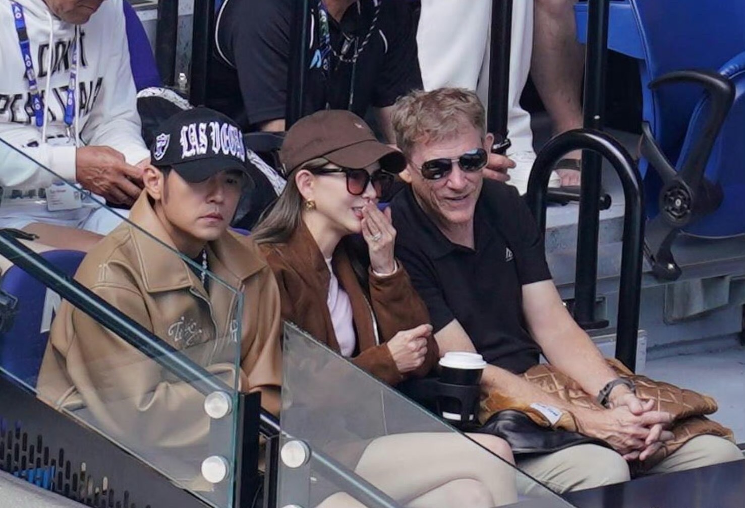 带老婆和老丈人看网球 