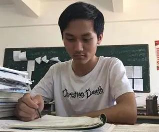 一个从山沟里考出来的研究生，上班9年往家里打了70多万，回家一查才知道父母手里连