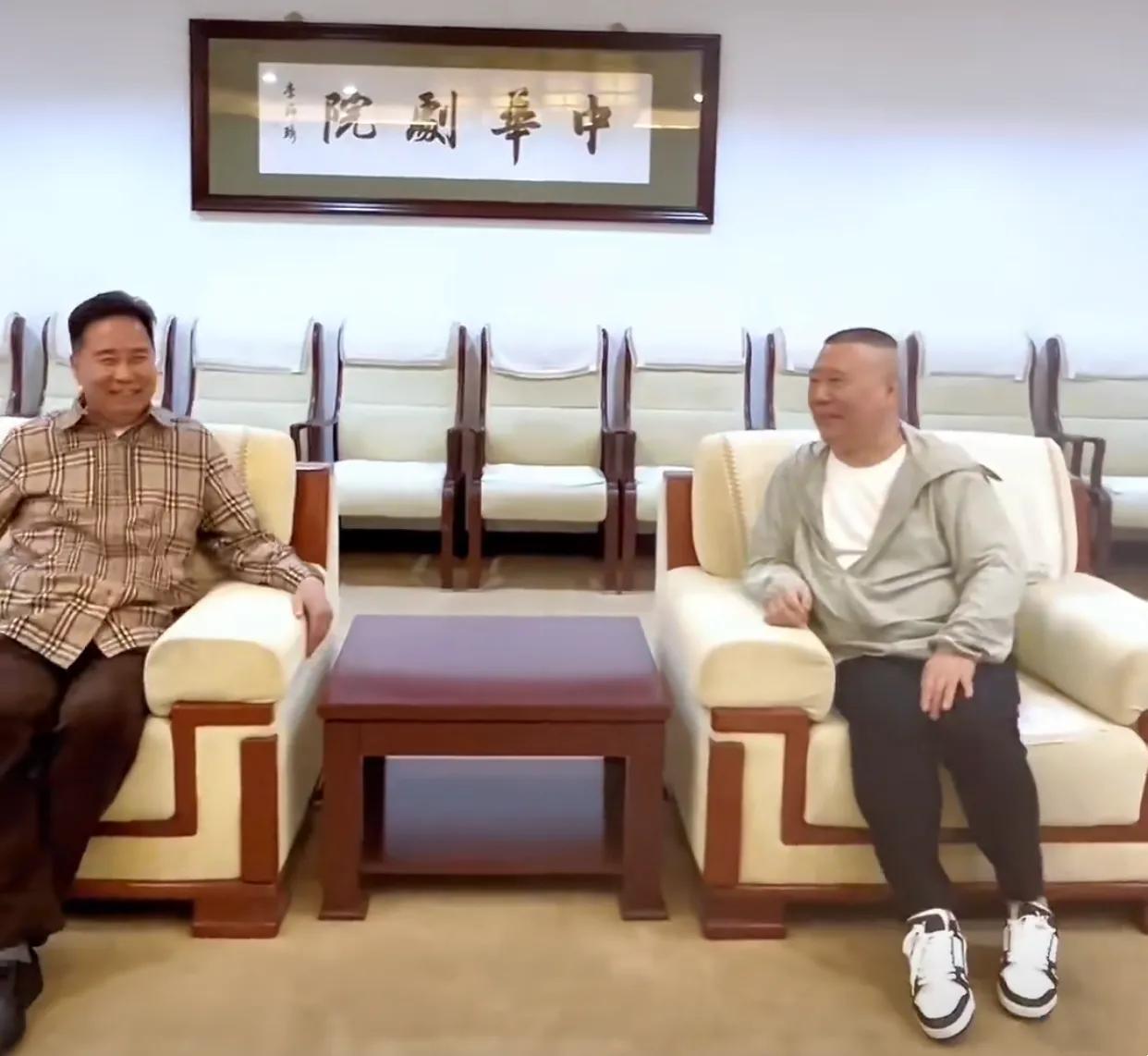 近日，天津。在中华剧院的会客厅中，郭德纲亲自接待了一位重量级嘉宾，这对郭德纲来说
